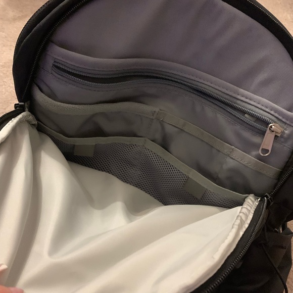 The North Face Borealis Backpack (excellent condition) - Picture 5 of 8